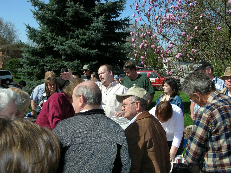 Photo showing auctioneer selling at an estate auction