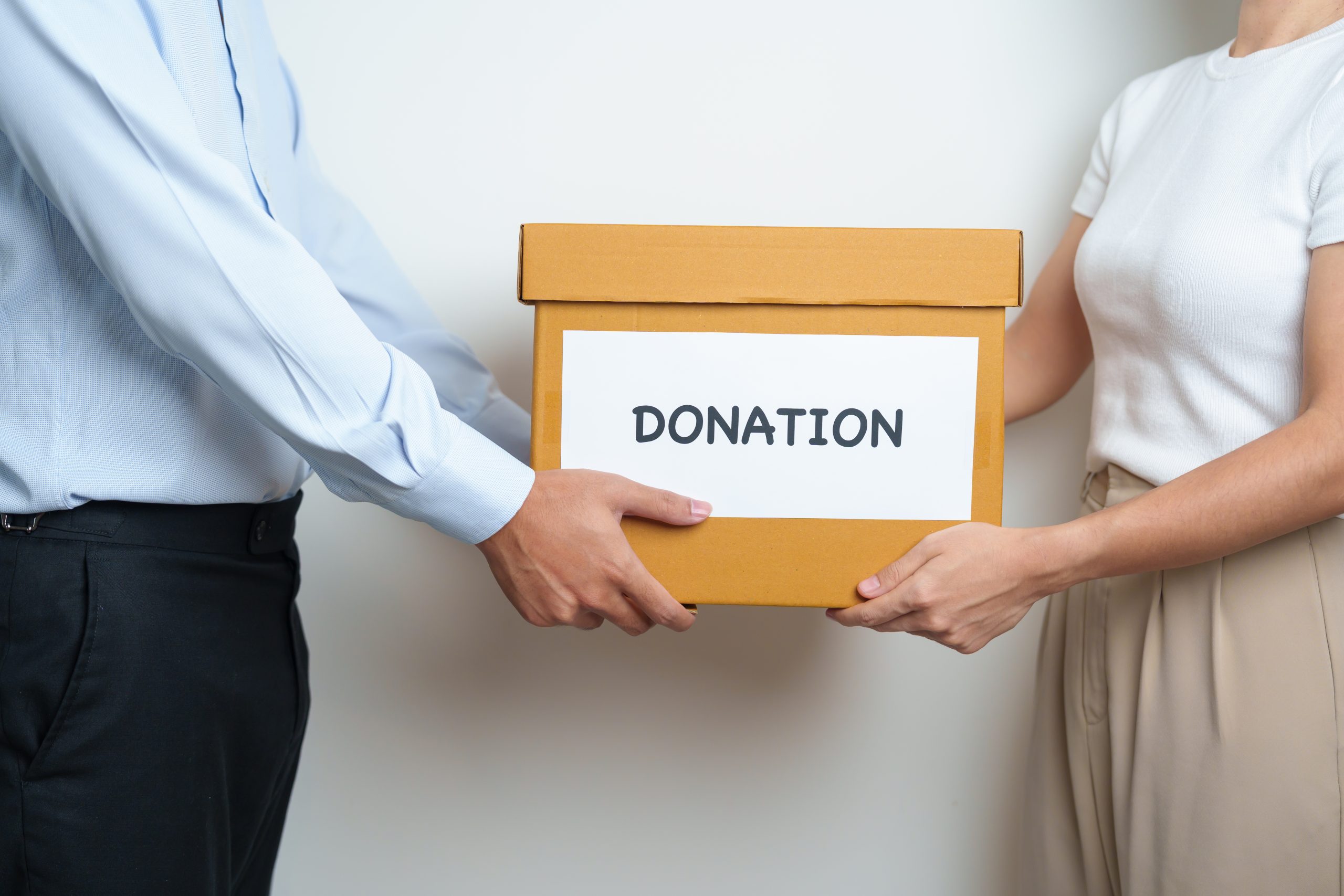 Asset donation versus auction